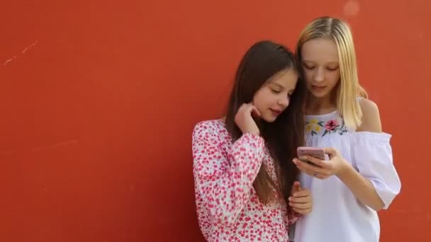 Vackra Kaukasiska Tonårsflickor Chattar — Stockvideo