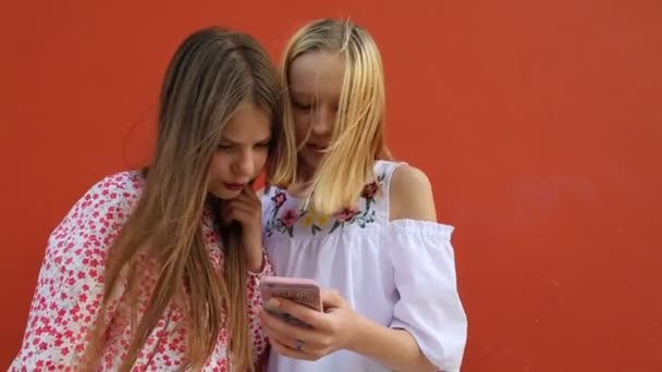 美しい白人の十代の女の子がおしゃべりしている — ストック動画