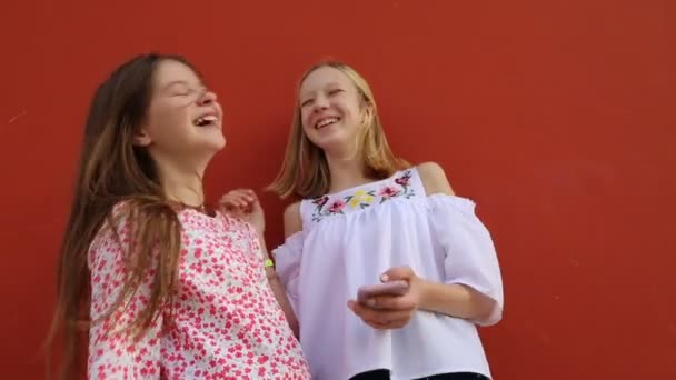 Güzel Kafkas Genç Kızlar Sohbet Ediyor — Stok video
