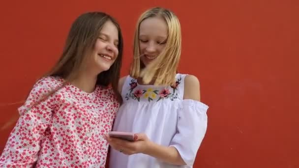 Meninas Adolescentes Caucasianas Bonitas Estão Conversando — Vídeo de Stock