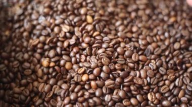 Kahverengi kavrulmuş kahve çekirdekleri arabica ve robusta karışımıdır