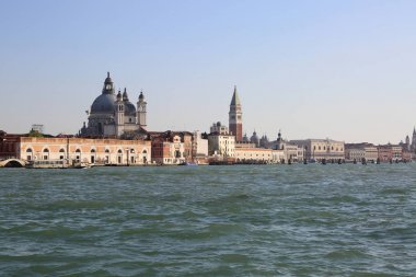 Venedik, İtalya - 19 Nisan 2019: Venedik, doğa, vatandaşlar ve turistlerin turistik mekanlarında su otobüsünden (vaporetto, kanal teknesi, vapur, toplu taşıma için kullanılan motorlu tekne) görünümü.