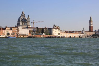 Venedik, İtalya - 19 Nisan 2019: Venedik, doğa, vatandaşlar ve turistlerin turistik mekanlarında su otobüsünden (vaporetto, kanal teknesi, vapur, toplu taşıma için kullanılan motorlu tekne) görünümü.