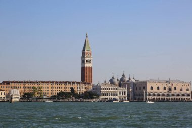 Venedik, İtalya - 19 Nisan 2019: Venedik, doğa, vatandaşlar ve turistlerin turistik mekanlarında su otobüsünden (vaporetto, kanal teknesi, vapur, toplu taşıma için kullanılan motorlu tekne) görünümü.