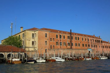 Venedik, İtalya - 19 Nisan 2019: Venedik, doğa, vatandaşlar ve turistlerin turistik mekanlarında su otobüsünden (vaporetto, kanal teknesi, vapur, toplu taşıma için kullanılan motorlu tekne) görünümü.