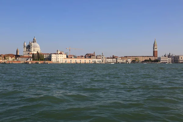 Benátky Itálie Dubna 2019 Výhled Vodního Autobusu Odpařovače Průplavový Člun — Stock fotografie