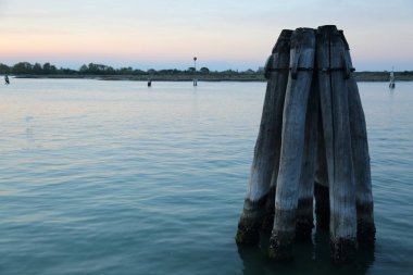 Burano adasında güzel gün batımı, Veneto, İtalya.
