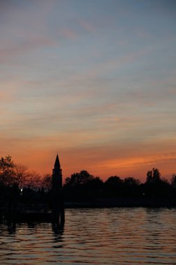 Burano adasında güzel gün batımı, Veneto, İtalya.