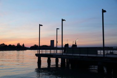 Burano adasında güzel gün batımı, Veneto, İtalya.