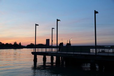 Burano adasında güzel gün batımı, Veneto, İtalya.