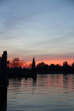 Burano adasında güzel gün batımı, Veneto, İtalya.