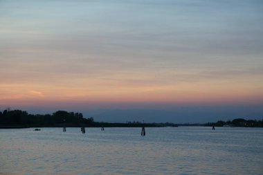 Burano adasında güzel gün batımı, Veneto, İtalya.