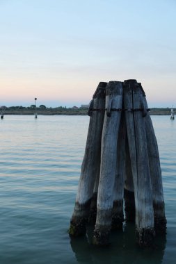Burano adasında güzel gün batımı, Veneto, İtalya.
