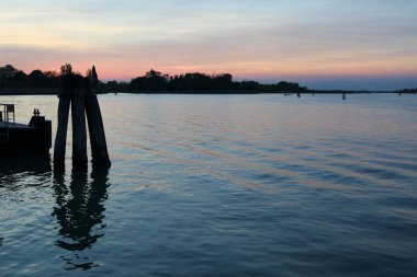 Burano adasında güzel gün batımı, Veneto, İtalya.