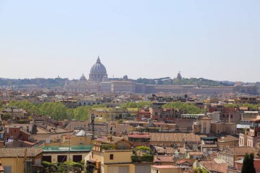 Antik Roma mimarisinin ünlü simge seli, İtalyan kültürü ve anıtlarının panoramik manzarasına sahip eski şehir merkezinin en iyi manzarası. Tarihi Roma, İtalya.
