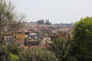 Antik Roma mimarisinin ünlü simge seli, İtalyan kültürü ve anıtlarının panoramik manzarasına sahip eski şehir merkezinin en iyi manzarası. Tarihi Roma, İtalya.