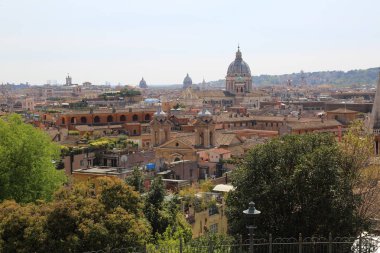 Antik Roma mimarisinin ünlü simge seli, İtalyan kültürü ve anıtlarının panoramik manzarasına sahip eski şehir merkezinin en iyi manzarası. Tarihi Roma, İtalya.