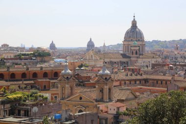 Antik Roma mimarisinin ünlü simge seli, İtalyan kültürü ve anıtlarının panoramik manzarasına sahip eski şehir merkezinin en iyi manzarası. Tarihi Roma, İtalya.