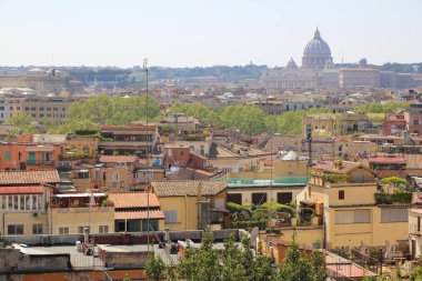 Antik Roma mimarisinin ünlü simge seli, İtalyan kültürü ve anıtlarının panoramik manzarasına sahip eski şehir merkezinin en iyi manzarası. Tarihi Roma, İtalya.