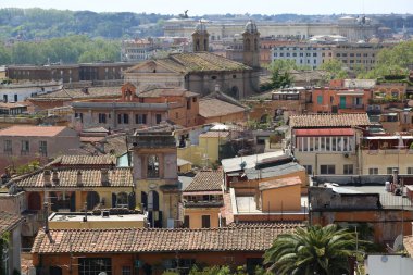 Antik Roma mimarisinin ünlü simge seli, İtalyan kültürü ve anıtlarının panoramik manzarasına sahip eski şehir merkezinin en iyi manzarası. Tarihi Roma, İtalya.