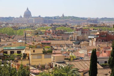 Antik Roma mimarisinin ünlü simge seli, İtalyan kültürü ve anıtlarının panoramik manzarasına sahip eski şehir merkezinin en iyi manzarası. Tarihi Roma, İtalya.