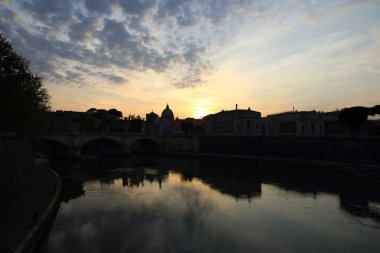 Gün batımında St. Paul Katedrali'ndeki pointe St.angel'dan manzara, Vatikan, Roma, İtalya