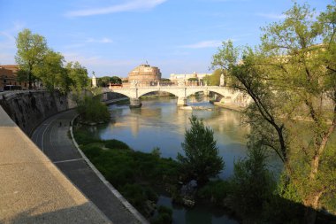 Antik Castel ve Ponte Sant'Angelo, Roma, İtalya'nın manzarası. Güneşli bir günde doğal manzara. Tiber Nehri'nin dolgusu.
