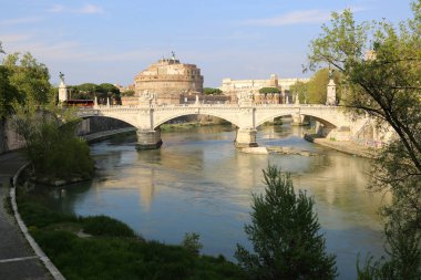 Antik Castel ve Ponte Sant'Angelo, Roma, İtalya'nın manzarası. Güneşli bir günde doğal manzara. Tiber Nehri'nin dolgusu.