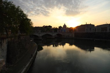 Gün batımında St. Paul Katedrali'ndeki pointe St.angel'dan manzara, Vatikan, Roma, İtalya