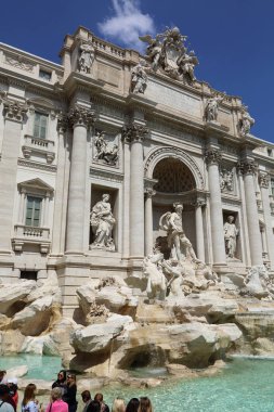 Roma, İtalya - 18 Nisan 2019: Ünlü Trevi Çeşmesi (Fontana di Trevi) ve Piazza Trevi, Roma civarındaki insanlar. Dahili 1762, Nicola Salvi tarafından tasarlanan.