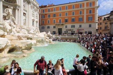 Roma, İtalya - 18 Nisan 2019: Ünlü Trevi Çeşmesi (Fontana di Trevi) ve Piazza Trevi, Roma civarındaki insanlar. Dahili 1762, Nicola Salvi tarafından tasarlanan.