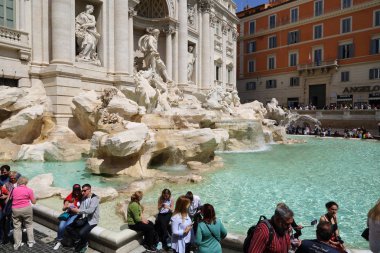 Roma, İtalya - 18 Nisan 2019: Ünlü Trevi Çeşmesi (Fontana di Trevi) ve Piazza Trevi, Roma civarındaki insanlar. Dahili 1762, Nicola Salvi tarafından tasarlanan.