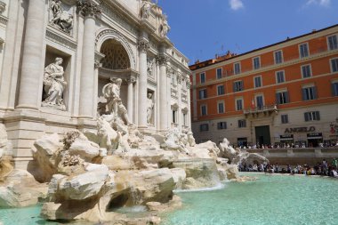 Roma, İtalya - 18 Nisan 2019: Ünlü Trevi Çeşmesi (Fontana di Trevi) ve Piazza Trevi, Roma civarındaki insanlar. Dahili 1762, Nicola Salvi tarafından tasarlanan.