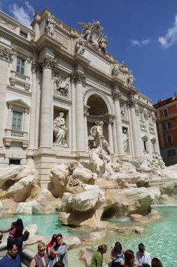 Roma, İtalya - 18 Nisan 2019: Ünlü Trevi Çeşmesi (Fontana di Trevi) ve Piazza Trevi, Roma civarındaki insanlar. Dahili 1762, Nicola Salvi tarafından tasarlanan.