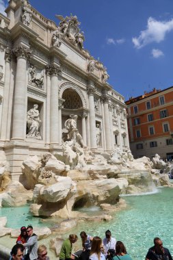 Roma, İtalya - 18 Nisan 2019: Ünlü Trevi Çeşmesi (Fontana di Trevi) ve Piazza Trevi, Roma civarındaki insanlar. Dahili 1762, Nicola Salvi tarafından tasarlanan.