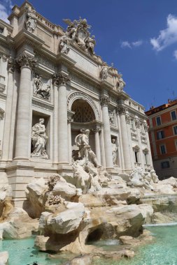 Roma, İtalya - 18 Nisan 2019: Ünlü Trevi Çeşmesi (Fontana di Trevi) ve Piazza Trevi, Roma civarındaki insanlar. Dahili 1762, Nicola Salvi tarafından tasarlanan.
