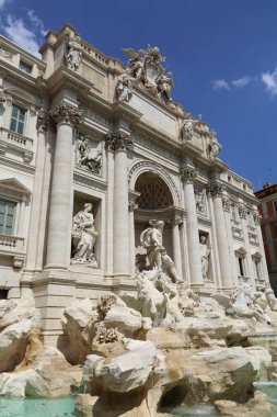 Roma, İtalya - 18 Nisan 2019: Ünlü Trevi Çeşmesi (Fontana di Trevi) ve Piazza Trevi, Roma civarındaki insanlar. Dahili 1762, Nicola Salvi tarafından tasarlanan.