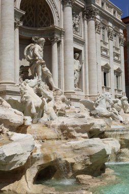 Roma, İtalya - 18 Nisan 2019: Ünlü Trevi Çeşmesi (Fontana di Trevi) ve Piazza Trevi, Roma civarındaki insanlar. Dahili 1762, Nicola Salvi tarafından tasarlanan.