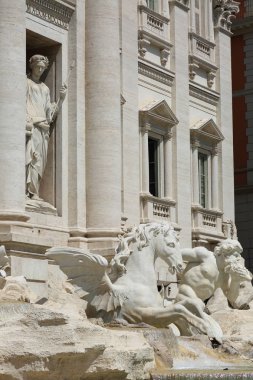 Roma, İtalya - 18 Nisan 2019: Ünlü Trevi Çeşmesi (Fontana di Trevi) ve Piazza Trevi, Roma civarındaki insanlar. Dahili 1762, Nicola Salvi tarafından tasarlanan.