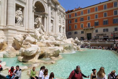 Roma, İtalya - 18 Nisan 2019: Ünlü Trevi Çeşmesi (Fontana di Trevi) ve Piazza Trevi, Roma civarındaki insanlar. Dahili 1762, Nicola Salvi tarafından tasarlanan.