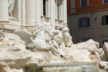 Roma, İtalya - 18 Nisan 2019: Ünlü Trevi Çeşmesi (Fontana di Trevi) ve Piazza Trevi, Roma civarındaki insanlar. Dahili 1762, Nicola Salvi tarafından tasarlanan.