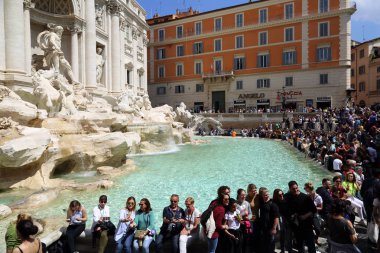 Roma, İtalya - 18 Nisan 2019: Ünlü Trevi Çeşmesi (Fontana di Trevi) ve Piazza Trevi, Roma civarındaki insanlar. Dahili 1762, Nicola Salvi tarafından tasarlanan.