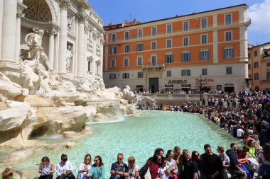 Roma, İtalya - 18 Nisan 2019: Ünlü Trevi Çeşmesi (Fontana di Trevi) ve Piazza Trevi, Roma civarındaki insanlar. Dahili 1762, Nicola Salvi tarafından tasarlanan.