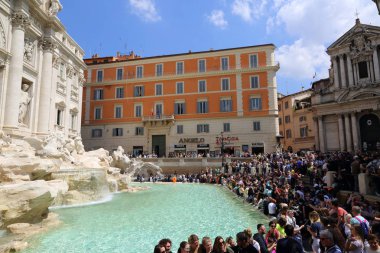 Roma, İtalya - 18 Nisan 2019: Ünlü Trevi Çeşmesi (Fontana di Trevi) ve Piazza Trevi, Roma civarındaki insanlar. Dahili 1762, Nicola Salvi tarafından tasarlanan.