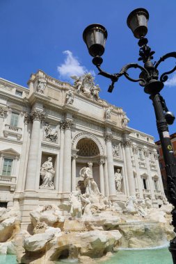Roma, İtalya - 18 Nisan 2019: Ünlü Trevi Çeşmesi (Fontana di Trevi) ve Piazza Trevi, Roma civarındaki insanlar. Dahili 1762, Nicola Salvi tarafından tasarlanan.
