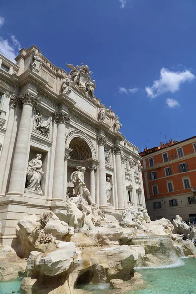 Roma, İtalya - 18 Nisan 2019: Ünlü Trevi Çeşmesi (Fontana di Trevi) ve Piazza Trevi, Roma civarındaki insanlar. Dahili 1762, Nicola Salvi tarafından tasarlanan.