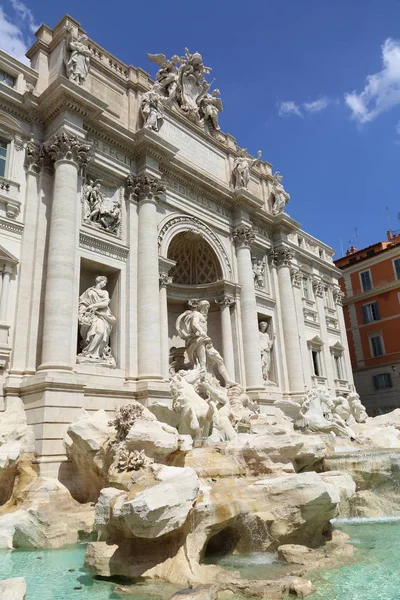Roma, İtalya - 18 Nisan 2019: Ünlü Trevi Çeşmesi (Fontana di Trevi) ve Piazza Trevi, Roma civarındaki insanlar. Dahili 1762, Nicola Salvi tarafından tasarlanan.
