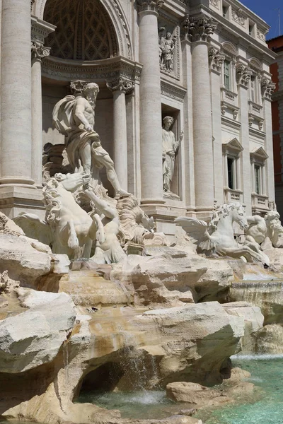 Roma, İtalya - 18 Nisan 2019: Ünlü Trevi Çeşmesi (Fontana di Trevi) ve Piazza Trevi, Roma civarındaki insanlar. Dahili 1762, Nicola Salvi tarafından tasarlanan.