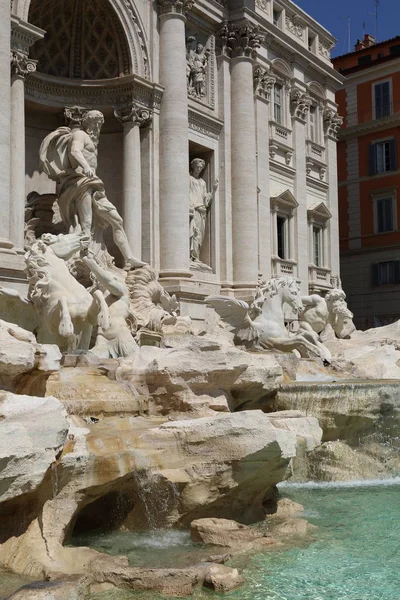 Roma, İtalya - 18 Nisan 2019: Ünlü Trevi Çeşmesi (Fontana di Trevi) ve Piazza Trevi, Roma civarındaki insanlar. Dahili 1762, Nicola Salvi tarafından tasarlanan.