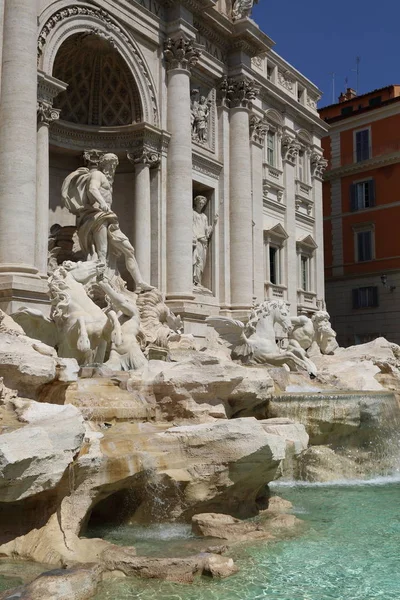 Roma, İtalya - 18 Nisan 2019: Ünlü Trevi Çeşmesi (Fontana di Trevi) ve Piazza Trevi, Roma civarındaki insanlar. Dahili 1762, Nicola Salvi tarafından tasarlanan.